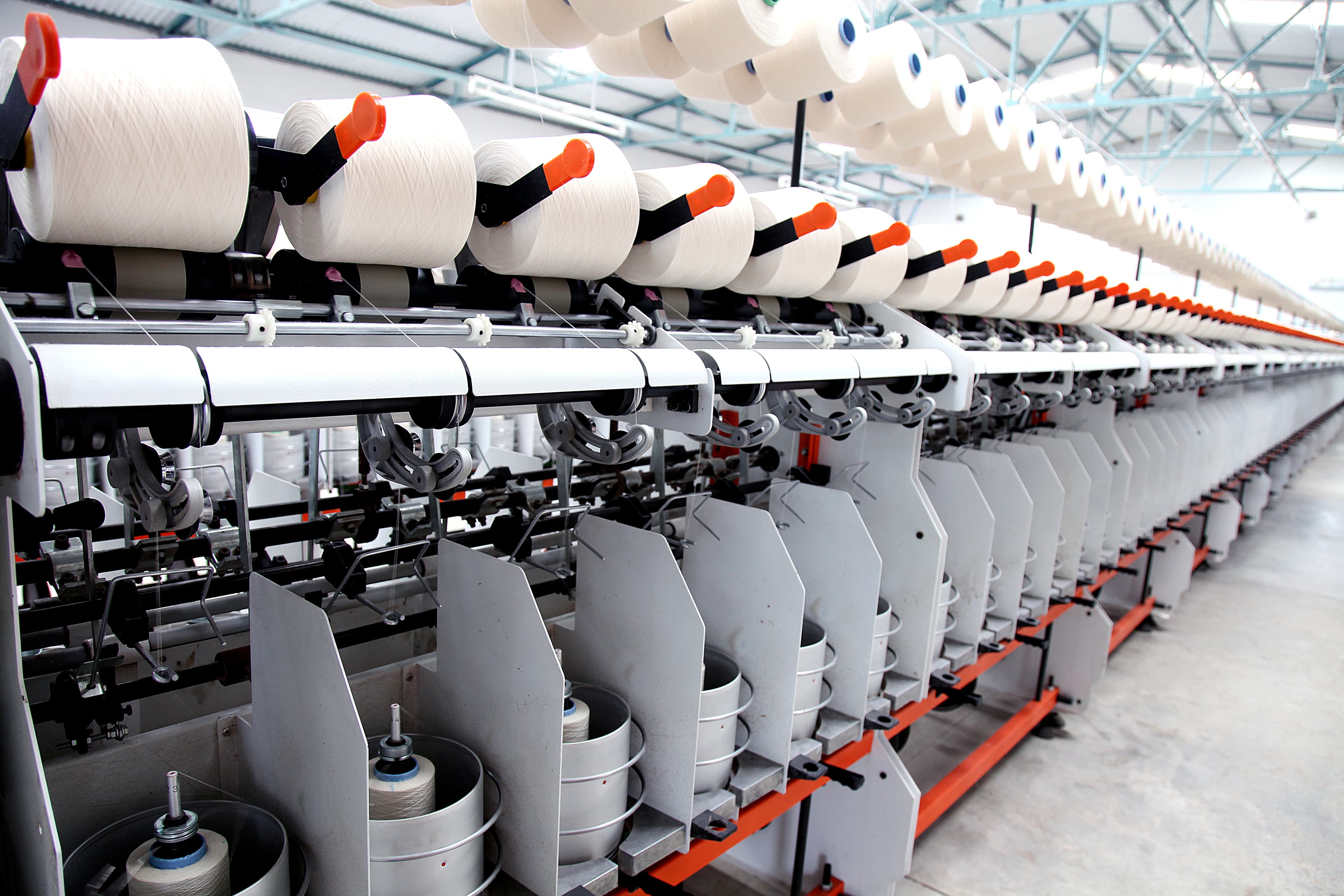 Shuttleless loom weaving fabric
